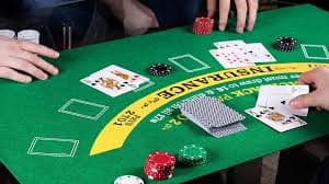 Pengguna jayaselot memeriksa riwayat transaksi dan pengaturan akun di perangkat mobile